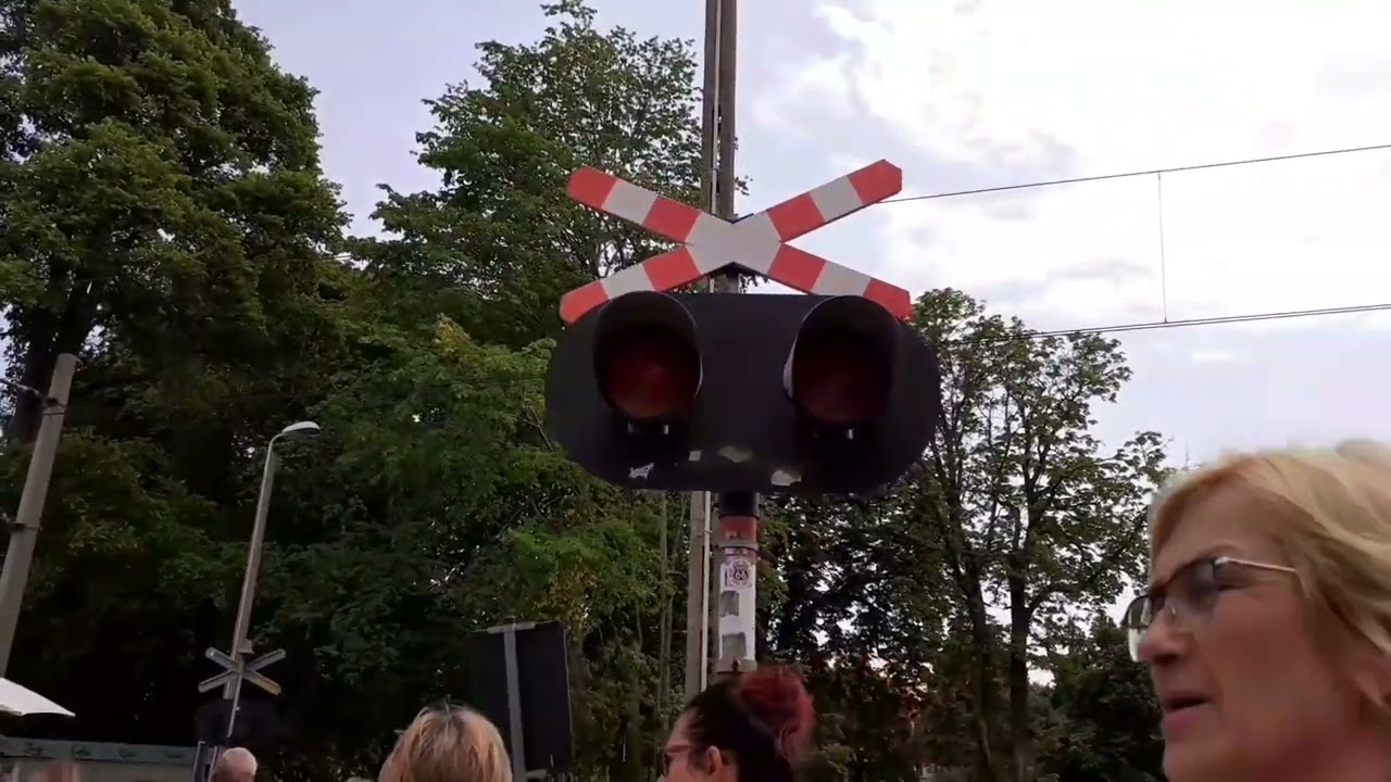 Przejście kolejowe w Kołobrzegu na ulicy Reymonta z Solną + Umierający dzwonek KLD-40 [USTERKA]