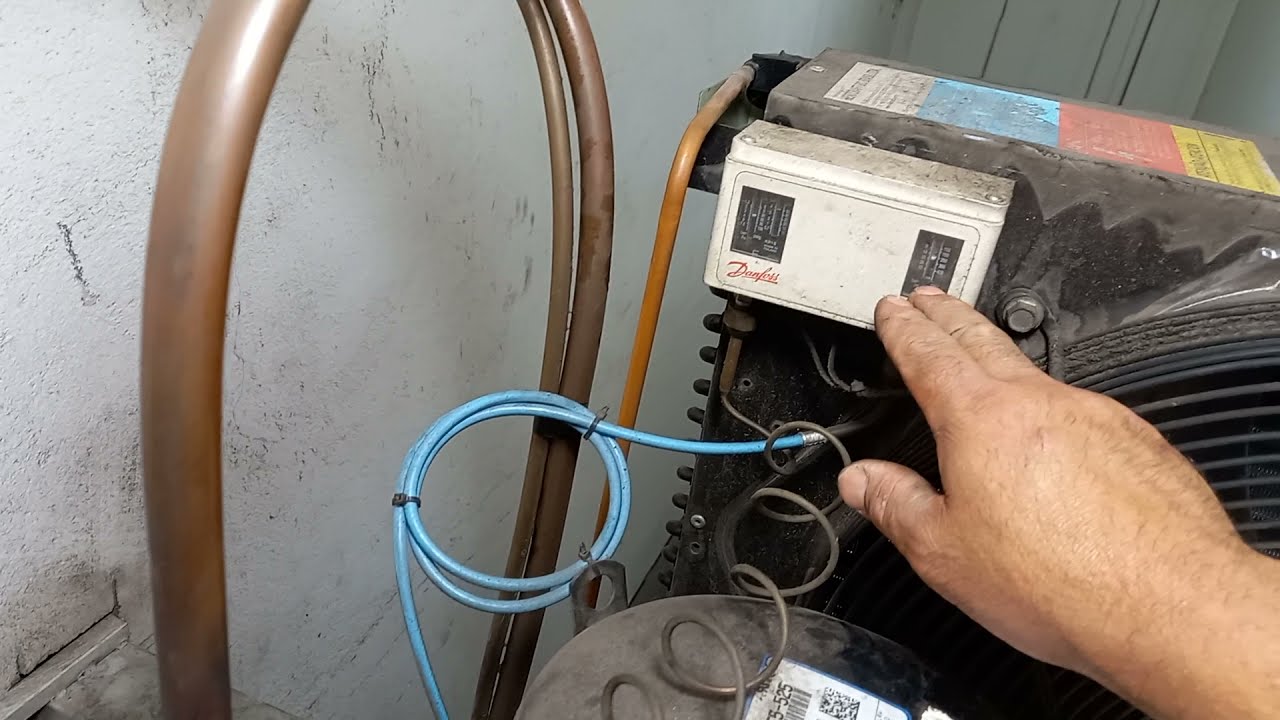 Balcão refrigerado pressosttato arma  e desarma continuamente