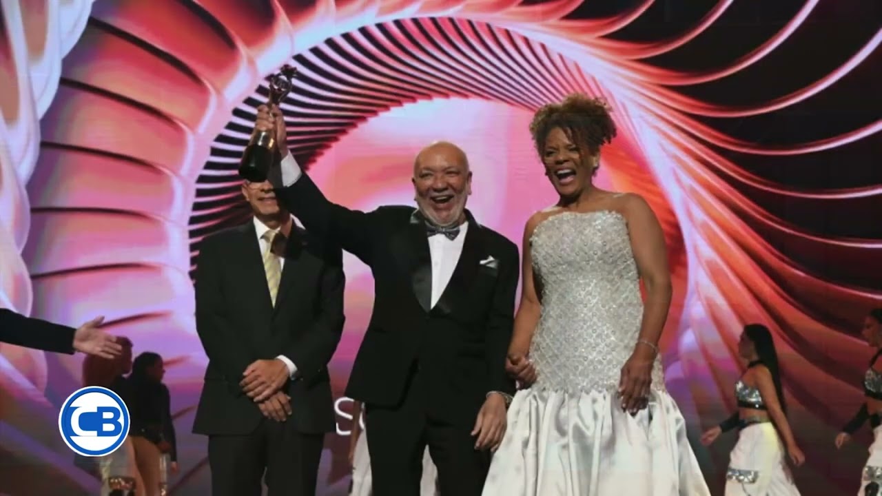 NINGUNA PREMIACIÓN EN EL MUNDO, PUEDES COMPLACER A TODOS, Y CUANDO LO HAGA HASTA AHÍ LLEGÓ.