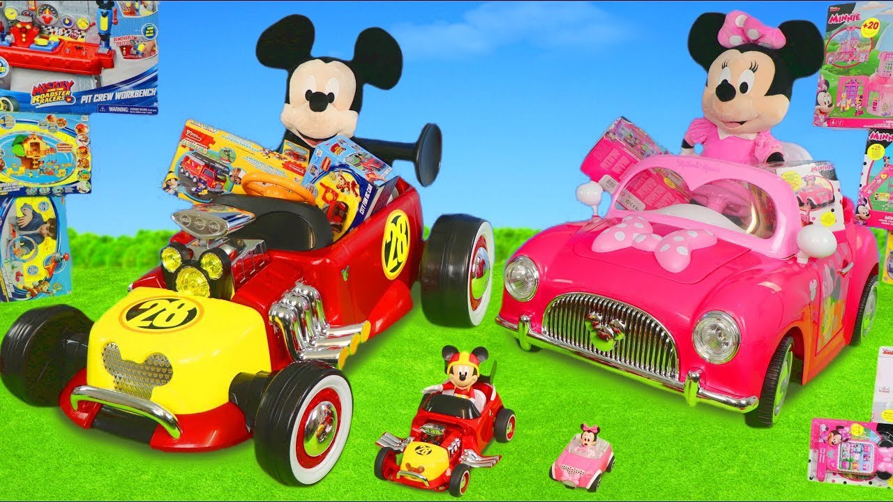 Mickey e Minnie passeiam de carro