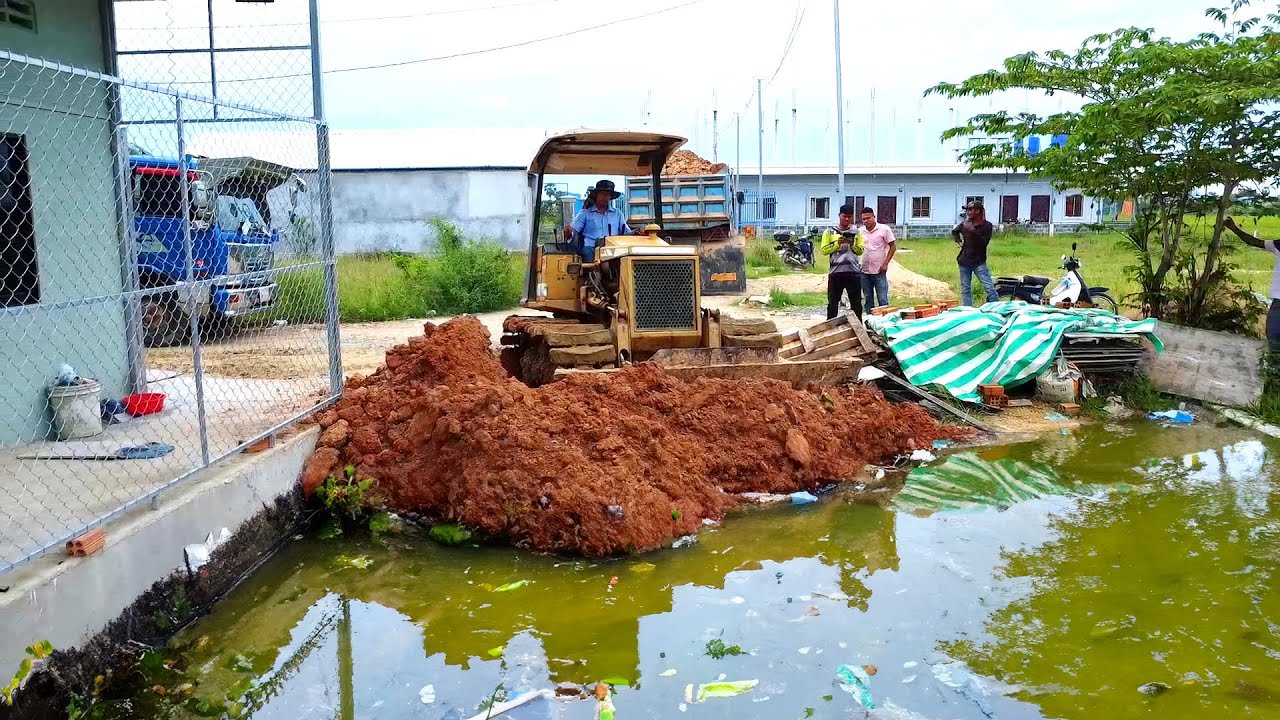 Complete the plan to pour red soil into the grass and drain the sewage system.