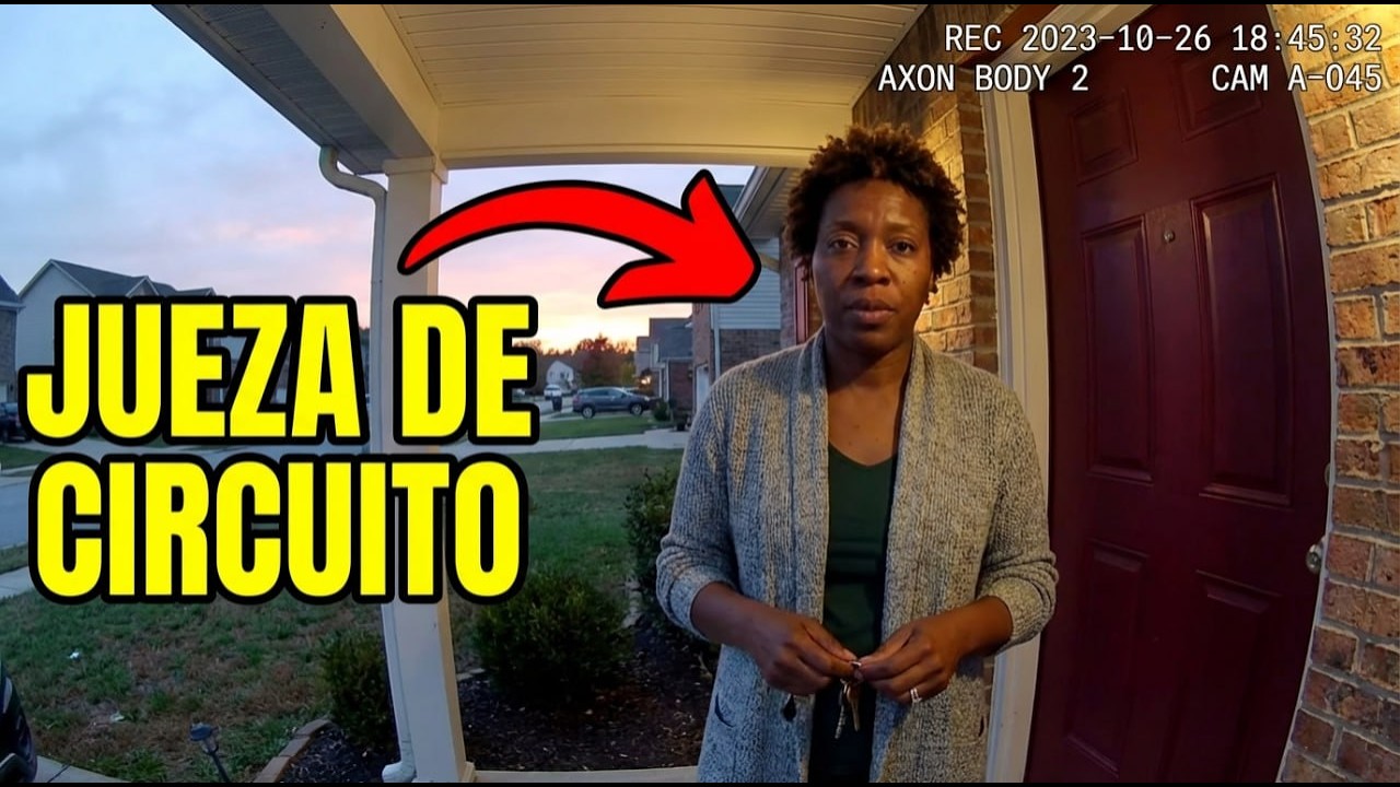 Agente racista humilla a jueza en su hogar; es despedido y le cuesta $550K