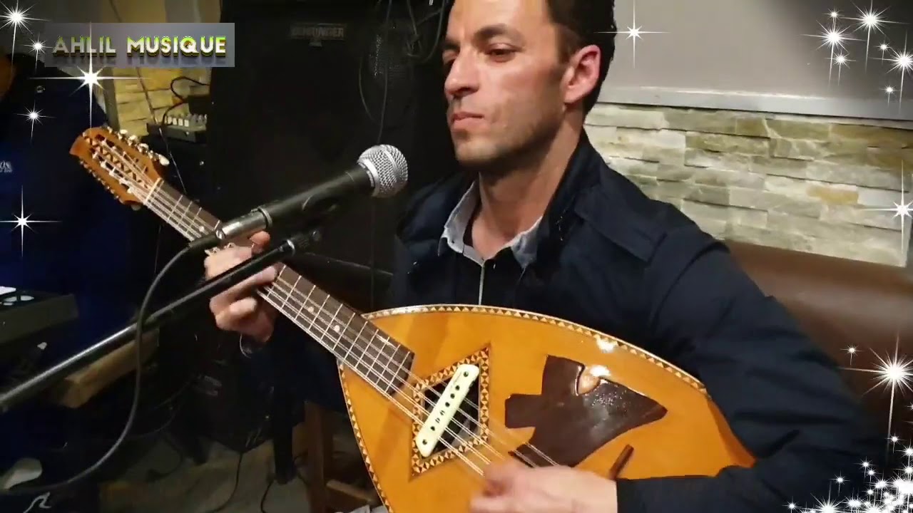 Amirouche abella en Live (  a mohand    ) Rend hommage a Ali defllawen