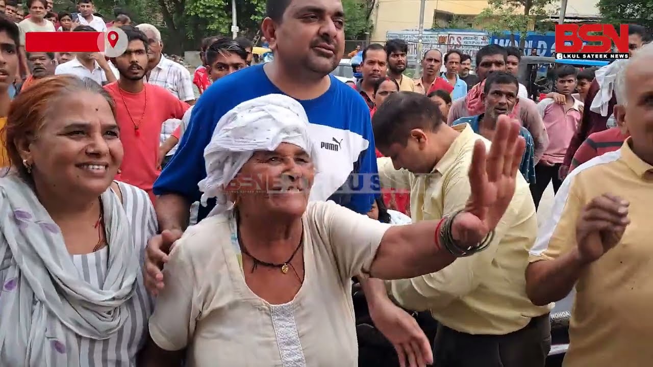 सरकार ने लाखों रुपये के जंगले क्या कपड़े टांगने के लिए लगाए हैं, लोगों के चलने की जगह भी तो छोड़ दो