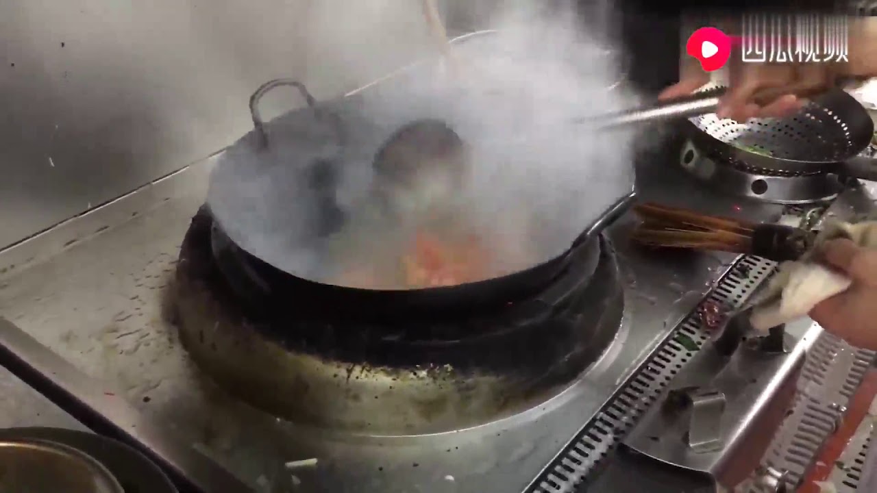 酒店新来大厨做了份西红柿炒鸡蛋，工资要13000