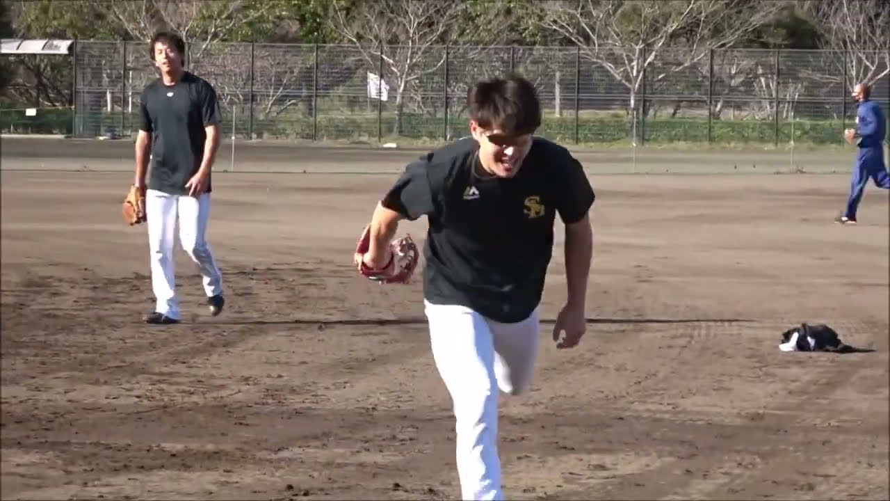 ノックを受け続ける笠谷俊介・大関友久選手（福岡ソフトバンクホークス）