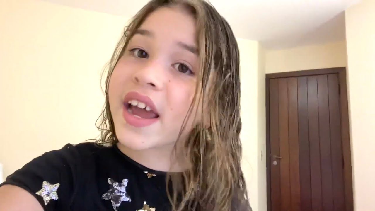 MARIA EDUARDA MOSTRANDO A BAGUNÇA DO QUARTO