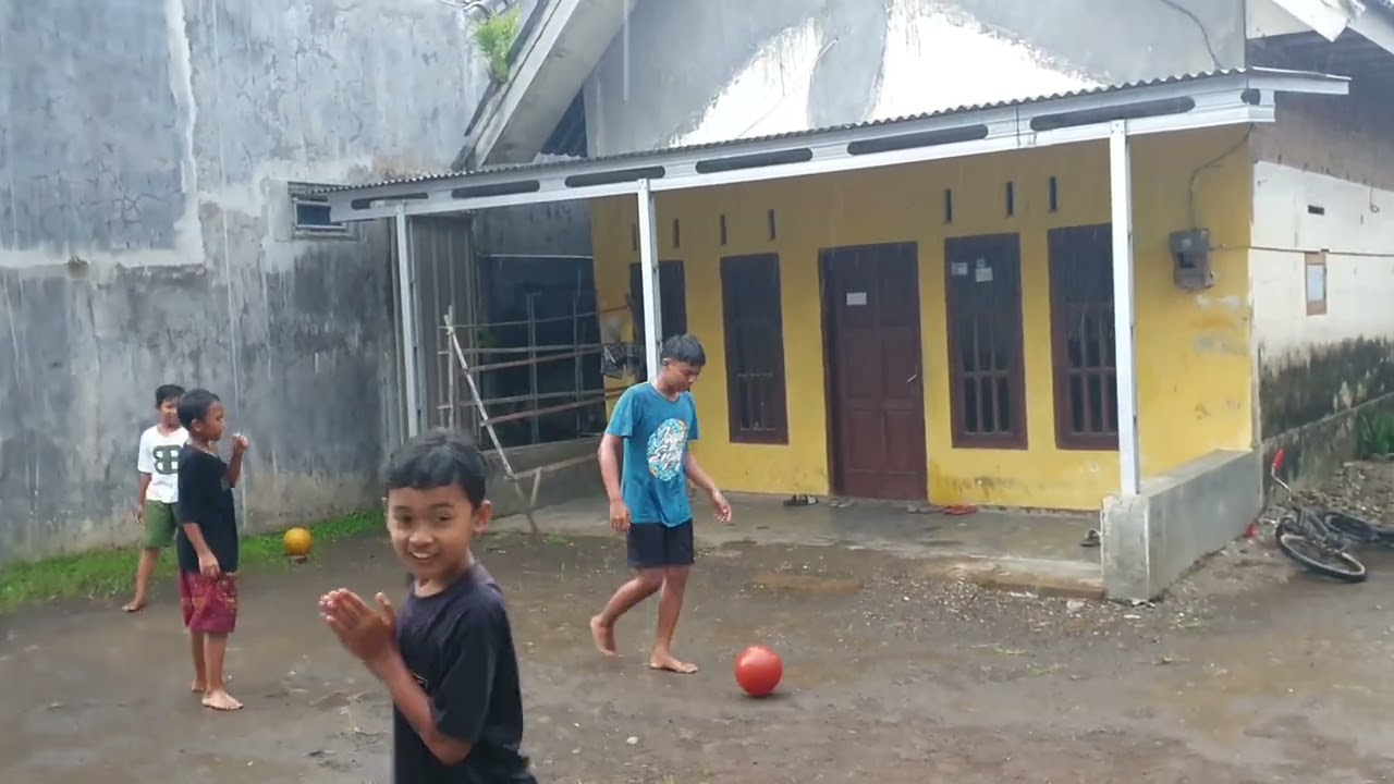 Sore hari main bola sambil ujan-ujanan. Kita nonton yuks! 