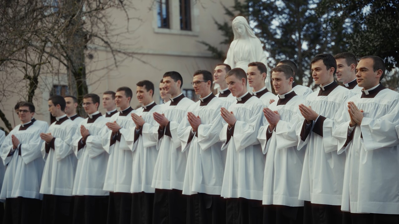 LEUR PREMIER PAS POUR DEVENIR PR&Ecirc;TRE &mdash; Prise de soutane &agrave; Flavigny (FSSPX)