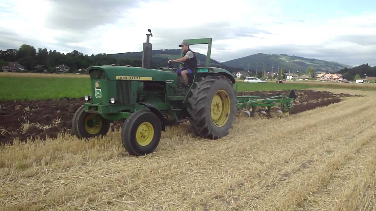 John Deere 3130 am Pflügen