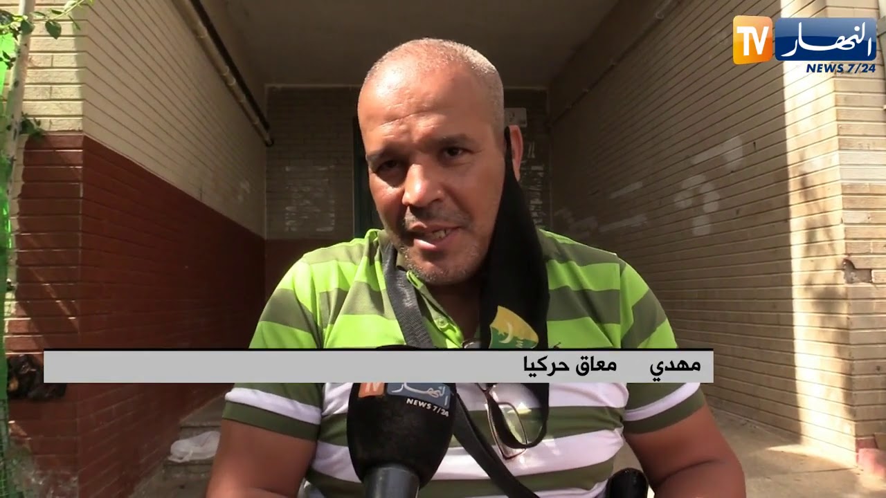 مجتمع: قصة معاناة مهدي المعاق حركيا للصعود لبيته بالطابق الرابع