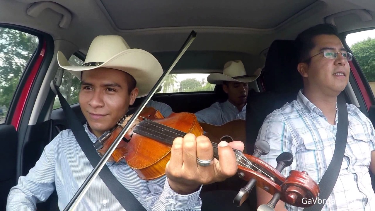 Tocando en el malec&oacute;n de Tuxpan Ver. con el Tr&iacute;o Alma Huapanguera