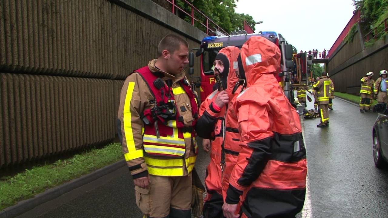 Rettung aus überflutetem Elsbachtunnel in Grevenbroich
