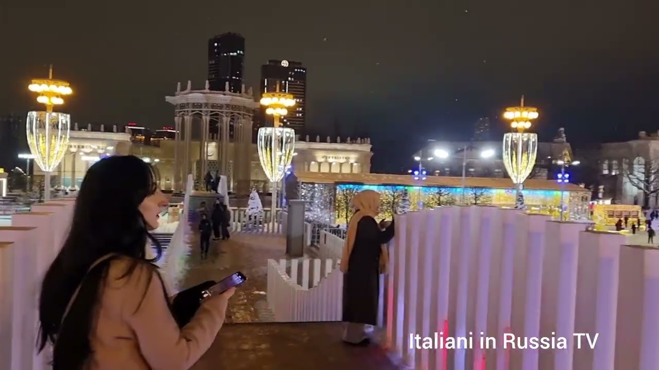 Incredibile MOSCA d'inverno! Giro al VDNKh di notte tra ghiaccio e luci | Italiani in Russia TV