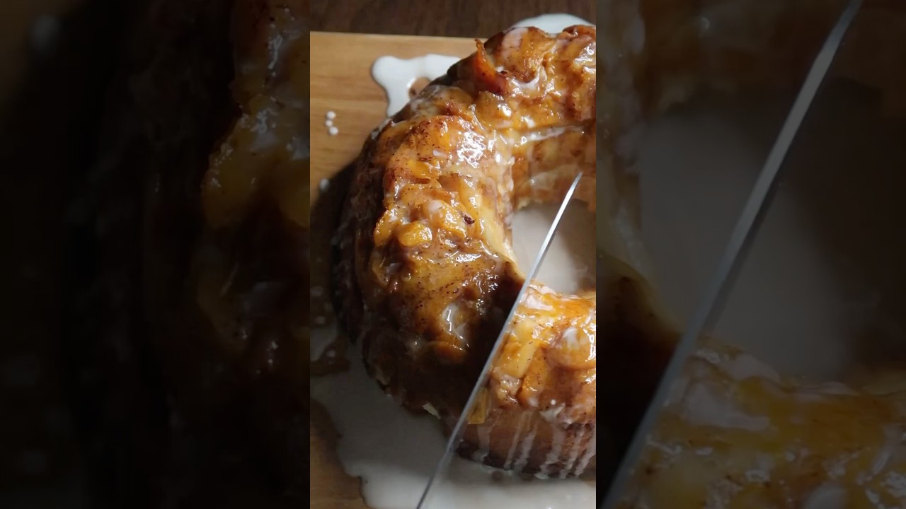 THIS PEACH COBBLER 🍑 POUND CAKE IS A MUST TRY 
