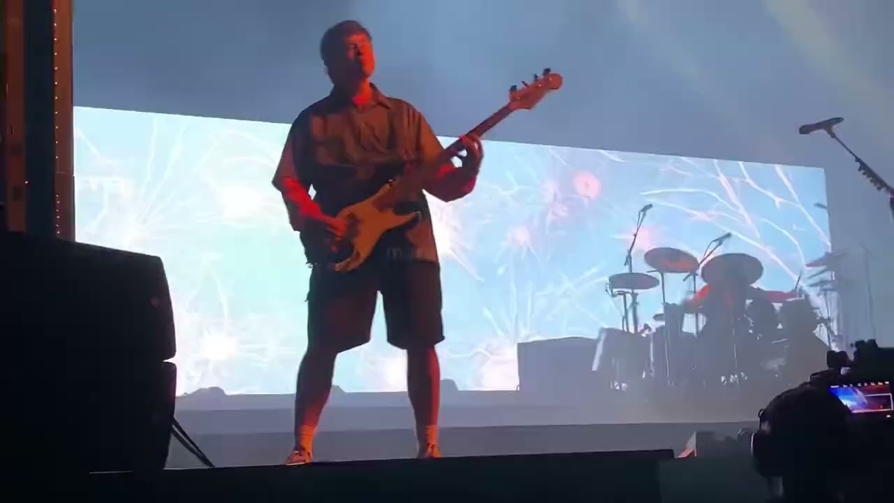 5 Seconds of Summer - Disconnect live at Take My Hand Prague