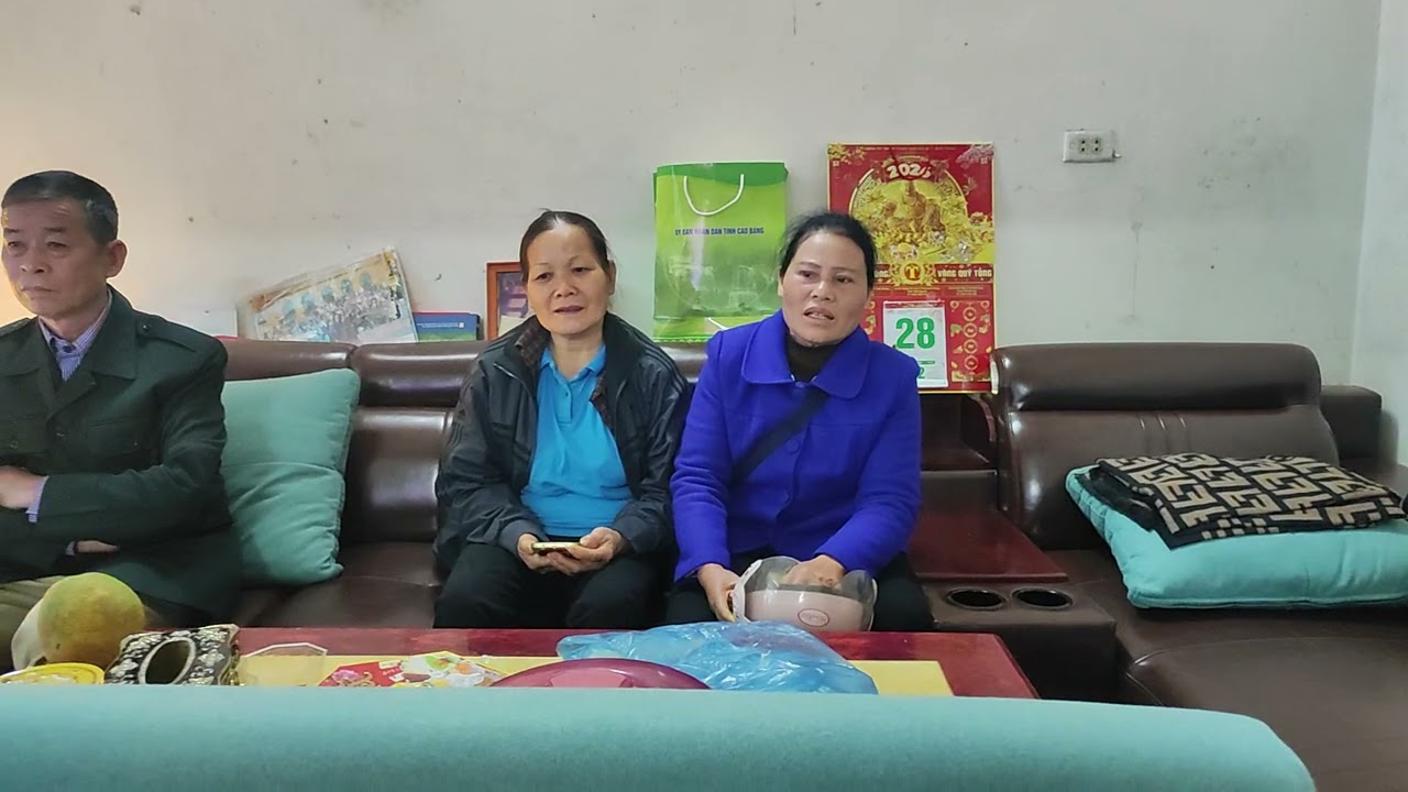 Em chanh lũng rat và các em cùng xóm về thăm chì ngần hát chúc chị mấy câu 