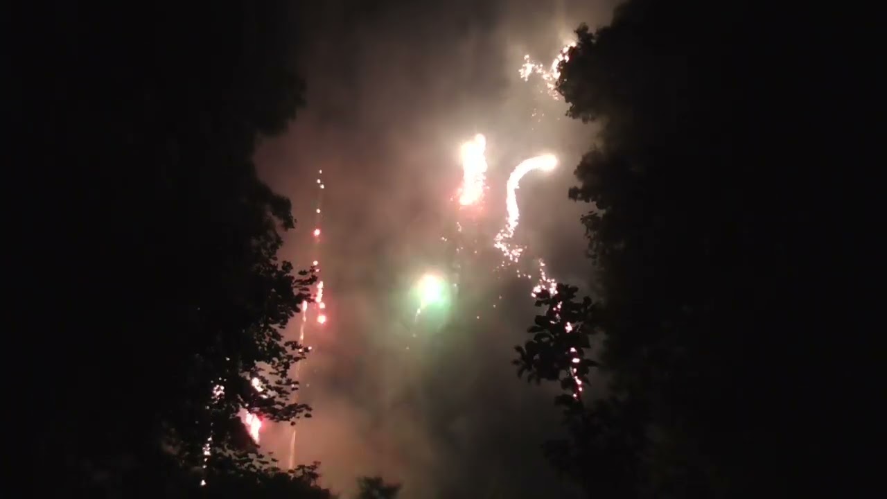 Dillinger Lampionfest 2025 mit großem Feuerwerk und gefächerten Batterien. Keine Raketen sind dabei.