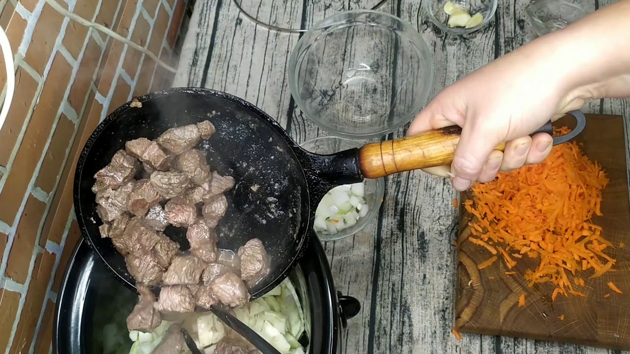 Тушенная капуста с мясом в медленноварке.