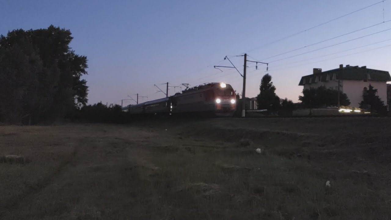 Пассажирский поезд в вечернем Краснодаре