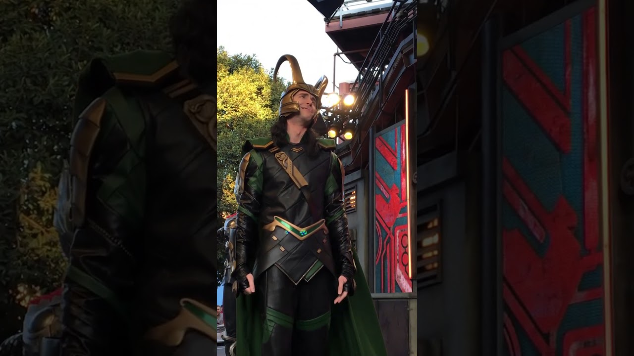 Thor & Loki Meet & Greet - Disney California Adventure 12/29/17 Thor & Loki grand entrance