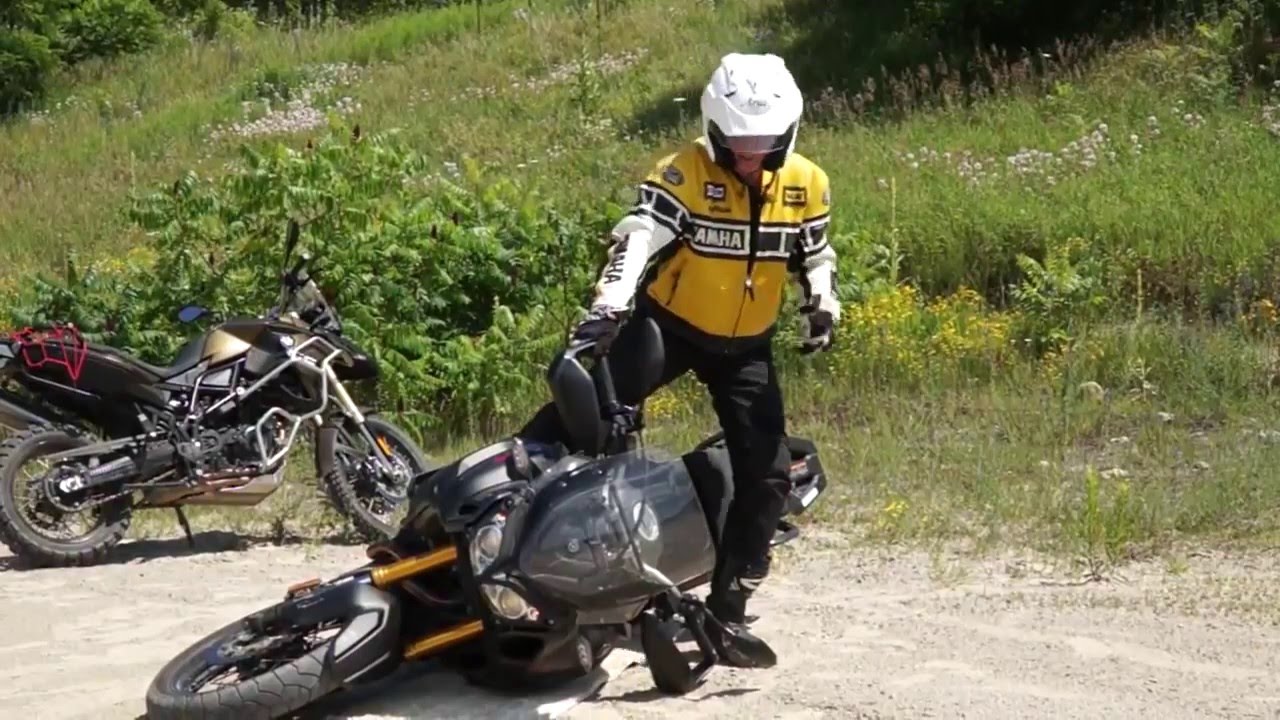 Come rialzare una moto maxi enduro senza farsi male.