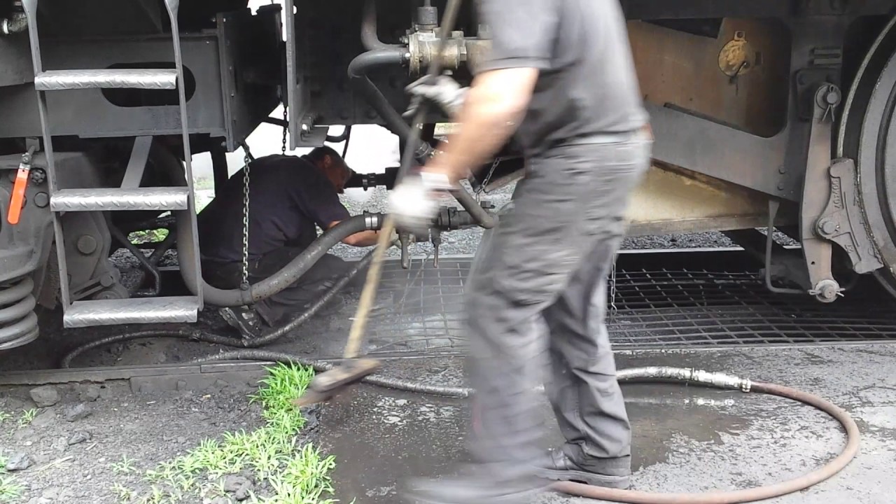 Netoyage de la 140 C 27 dans le dépôt de st-jean du gard