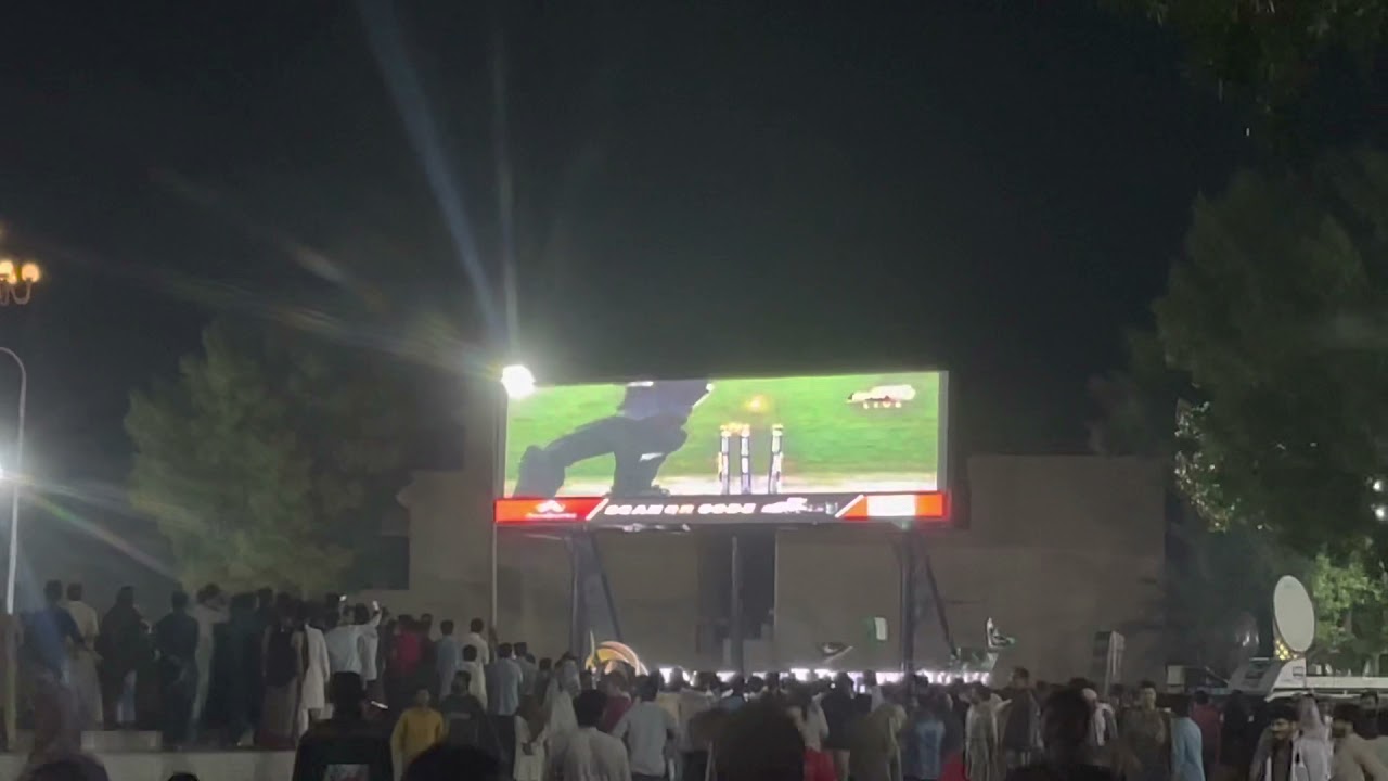 Final ball of New Zealand inngs / pak vs nz / haris rauf bold santner