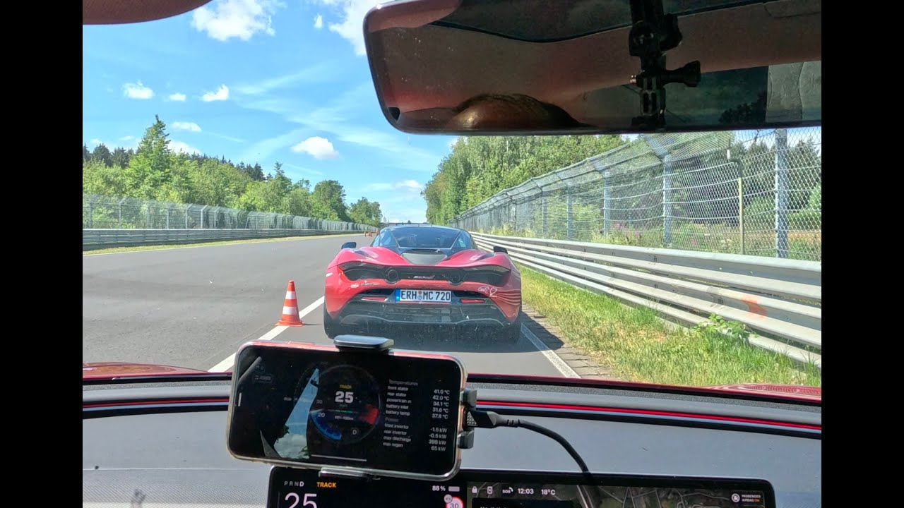 Tesla Model 3 Performance 2024 chasing McLaren 720S for full lap