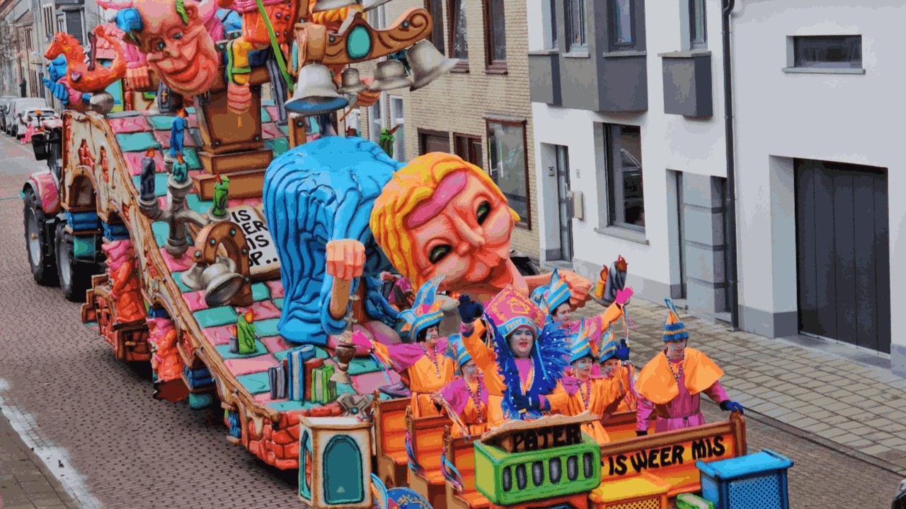 Carnavalstoet Nieuw-Namen vanuit het raam 2026