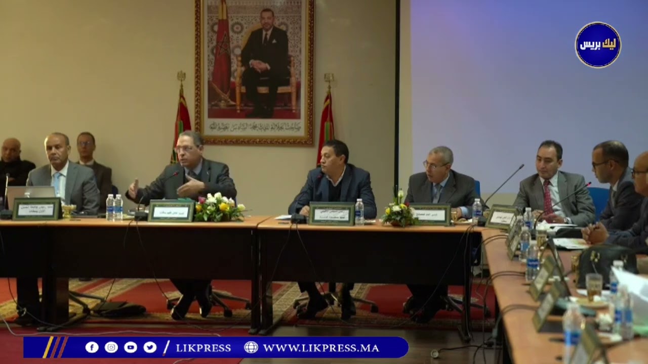 عامل سطات يشطط غضبا على المدير الإقليمي للتعليم بسبب تعثر  ملعب القرب  