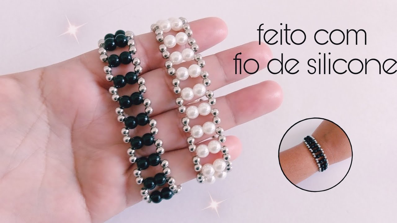 Pulseira de pérolas no fio de silicone.