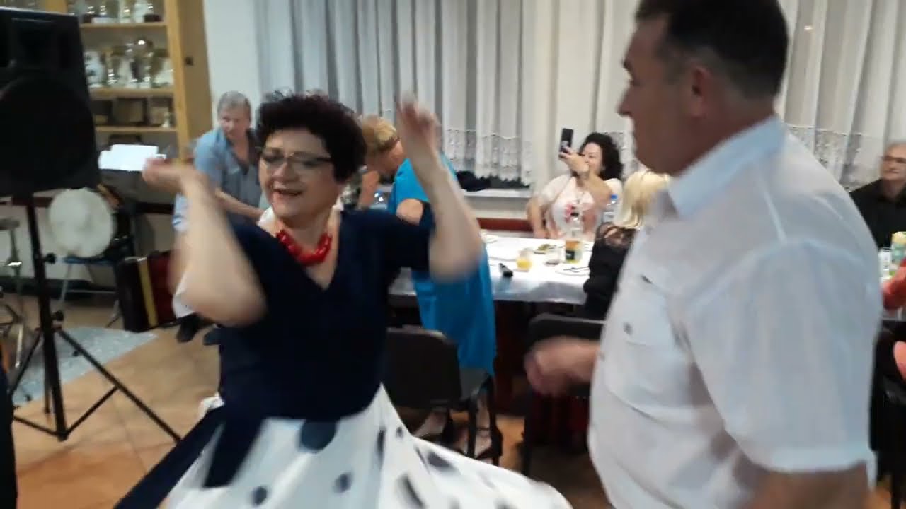 W małej kawiarni przy stoliku!