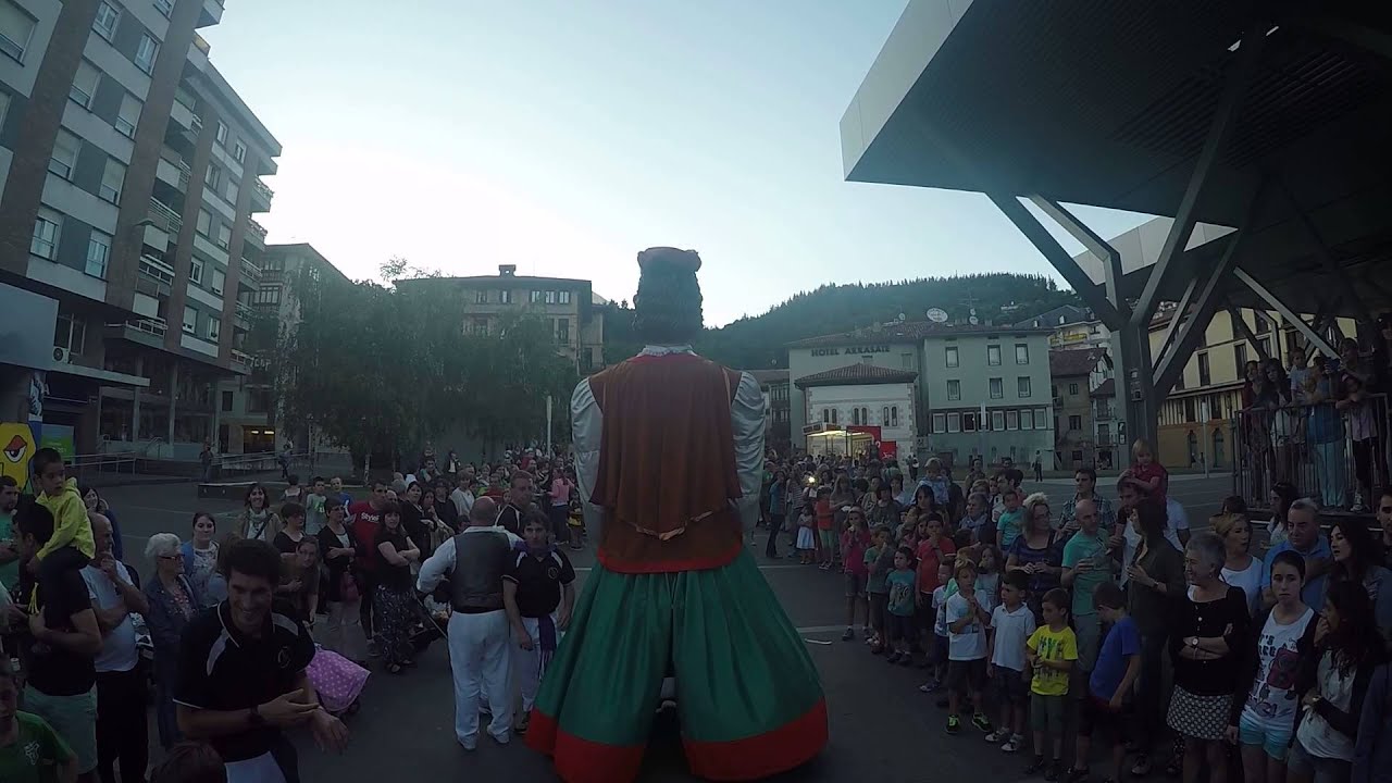 Errementari Dantza Arrasateko Erraldoi Elvirakin