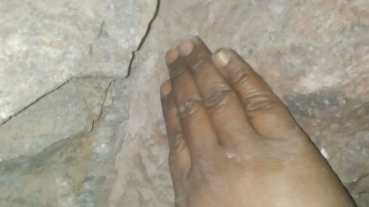 الذهب في الصحراء والصخور من قلب الحدث من داخل الموقع شوفو المسافات والاشكال وآبار الحفر