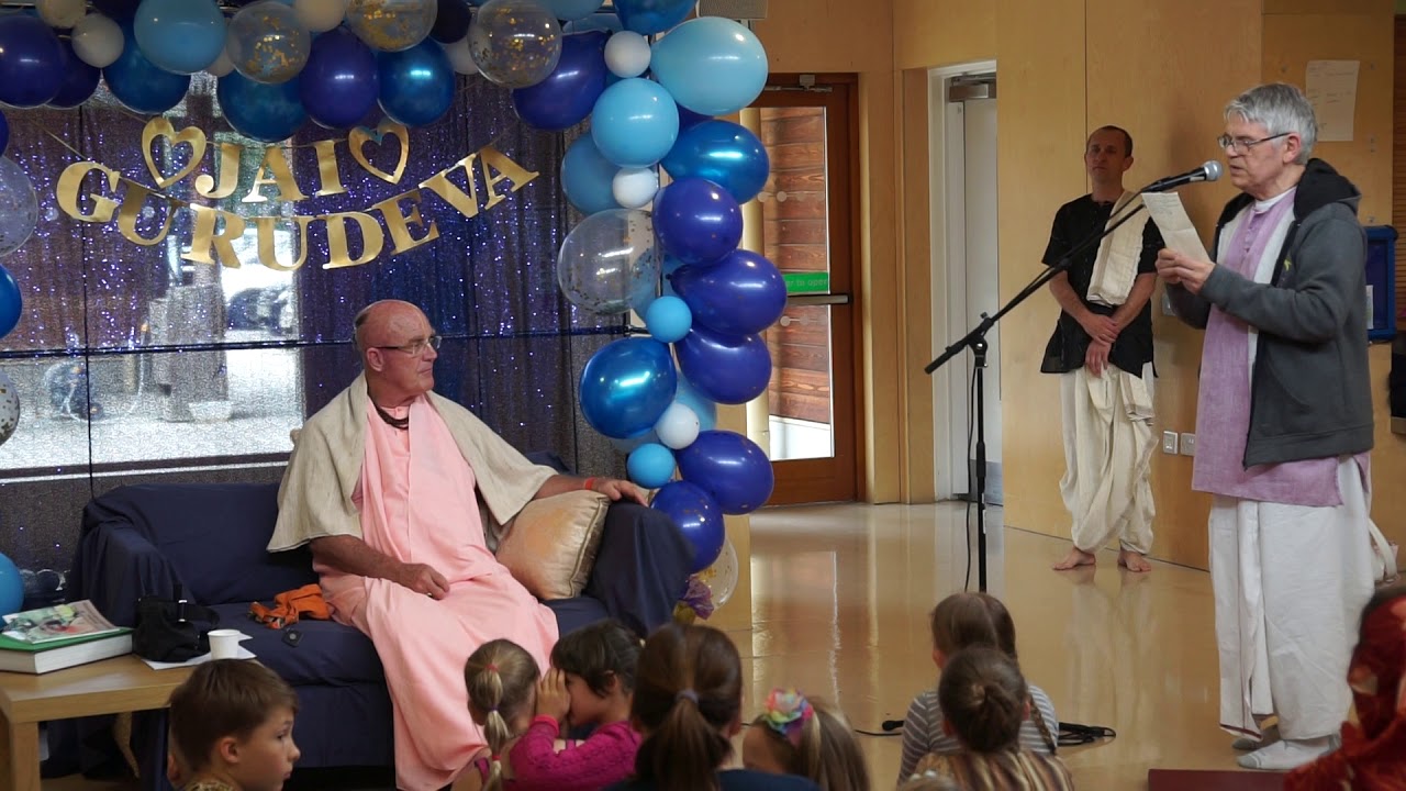 Vyasa Puja Indradyumna Swami - London 2019 - Reading offerings  Jayadeva Prabhu *02