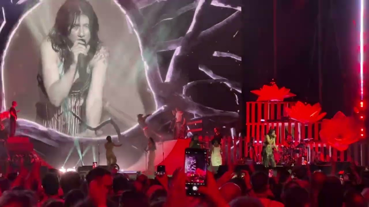 18.06.25 - Elisa : Almeno tu nell’universo+ a tempo perso + It is what it is +cure me +accenno neon