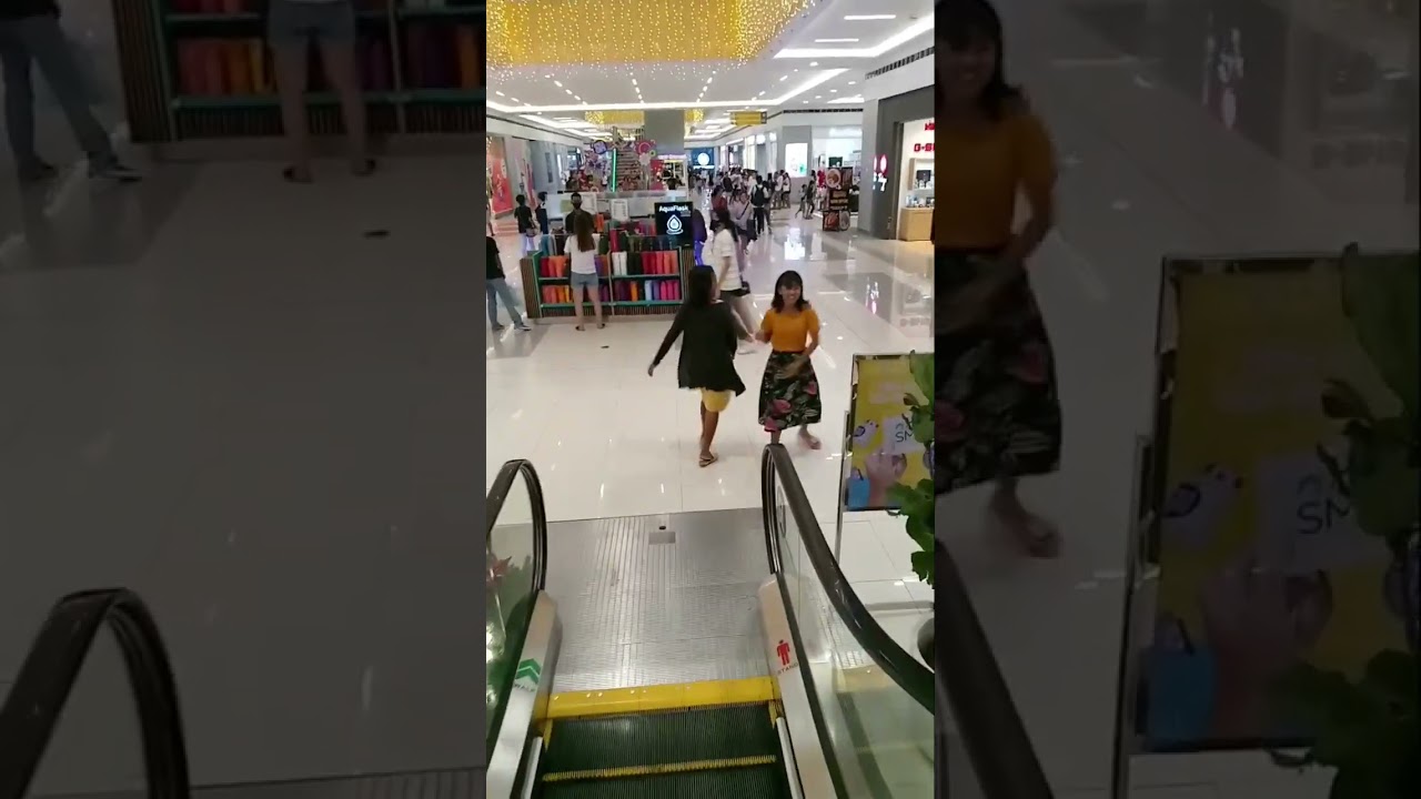 Maryfrance &Jamaica  first time  nila sa escalator☺️ @kalingapalvin  @RenaCamacho534