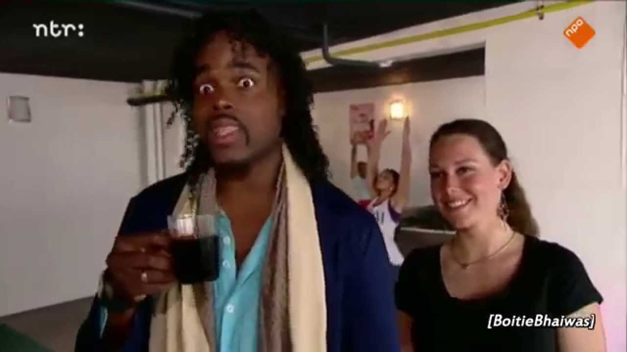Sydney de Portier bij yoga les - Zwarte Koffie Tijd - De Dino Show [HD]