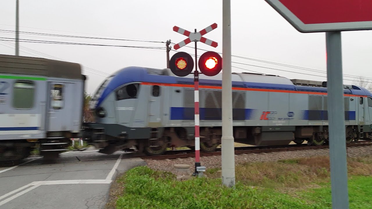 Przejazd kolejowy | Gliniczek + Pesa Gama SU160-010 + Pesa 214M SA103-001