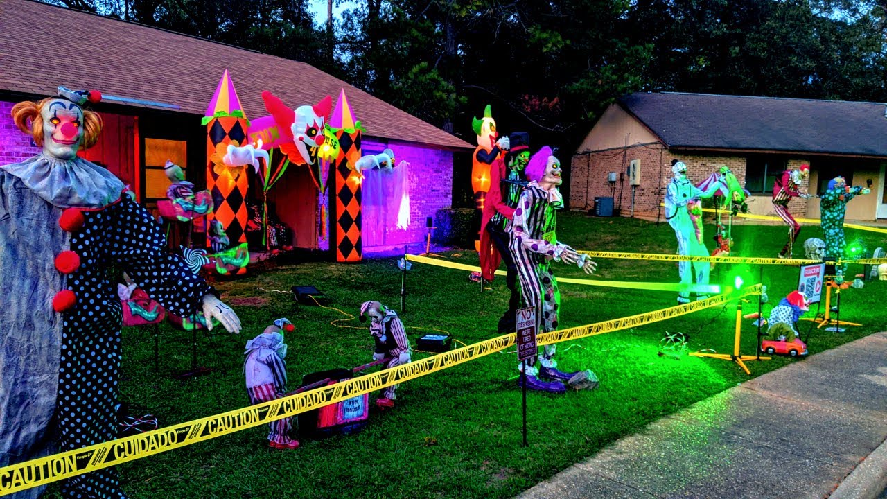 SPIRIT HALLOWEEN ANIMATRONICS | Decorating Our Yard For Halloween!