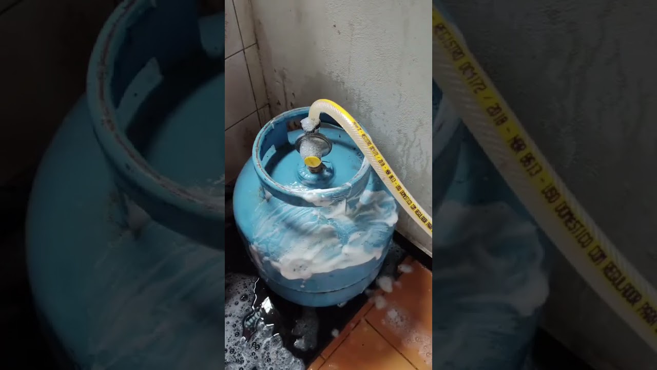 Washing the stove because it was too dirty #asmrsqueeze #asmr #rippingsponge #asmrsuds #asmrsponges