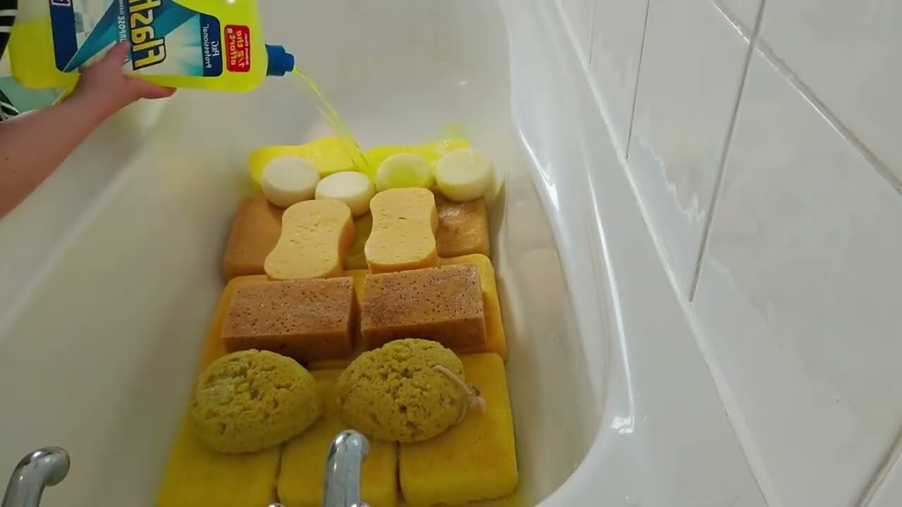 ASMR Soapy Sponge Squeezing 🧽  Lemon Bath 🛁 🍋💦🧽