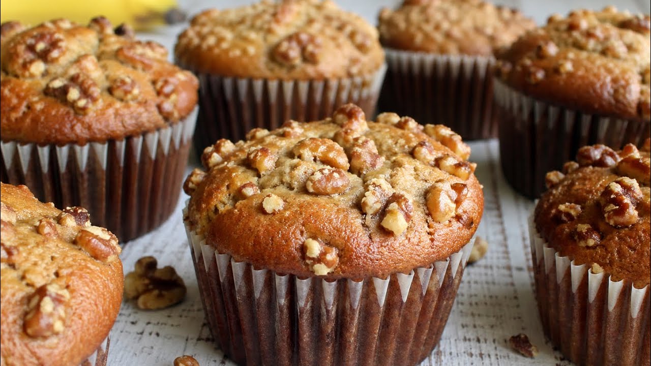 Stop! Don’t throw away those brown bananas—turn them into the BEST healthy muffins ever! 🍌🔥🧁