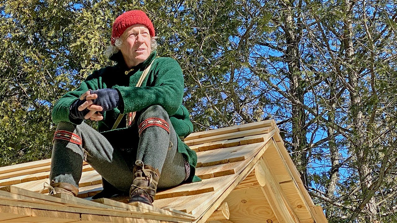 Укладка кровли из кедровой щепы. Строительство бревенчатой ​​хижины | Жизнь пионеров, около 1700-...