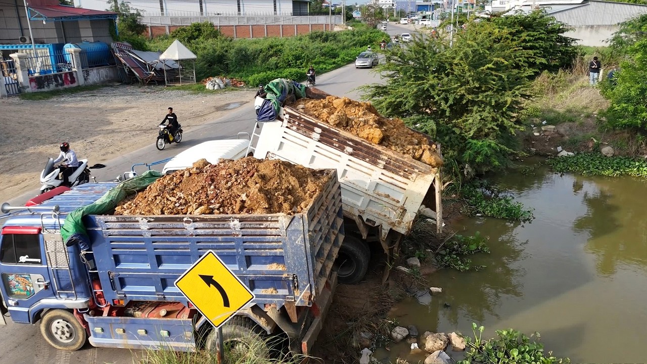 GREAT New landfill using Dump trucks 5-TON Drop soil and push filling by Dozer D31P