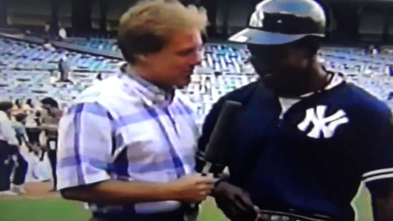 Roberto Kelly Grossed Out By Disgusting Smelling Microphone!