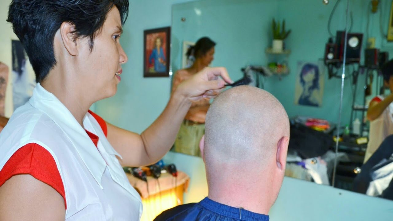 Manual clippercut and headshave at the lady barber