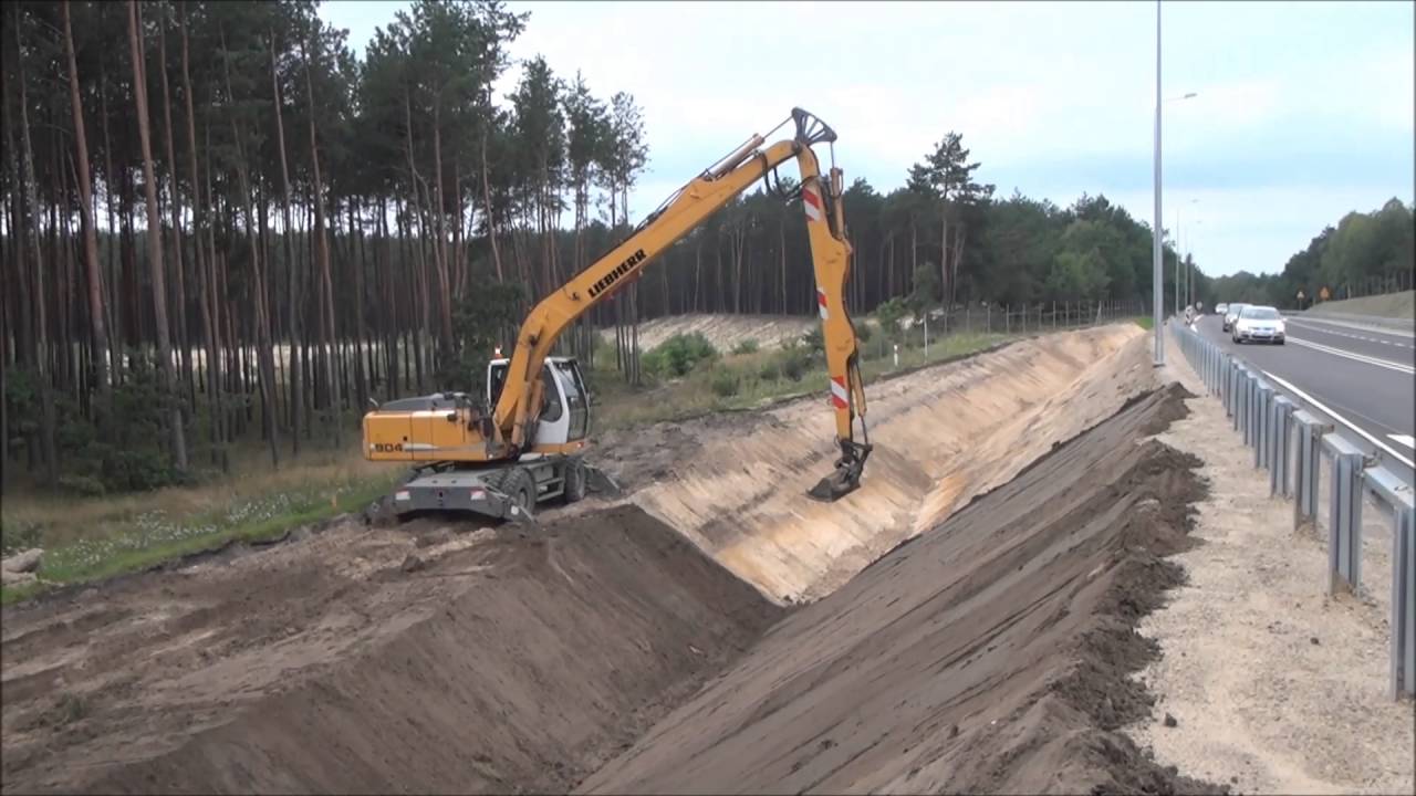 Umocnie skarp i rowu   humusowanie   trasa główna w km 0+100   0+300