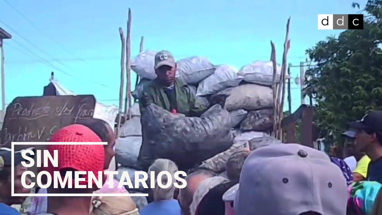 #SinComentarios | Aglomeración para comprar carbón a 300 pesos en Niquero, Granma